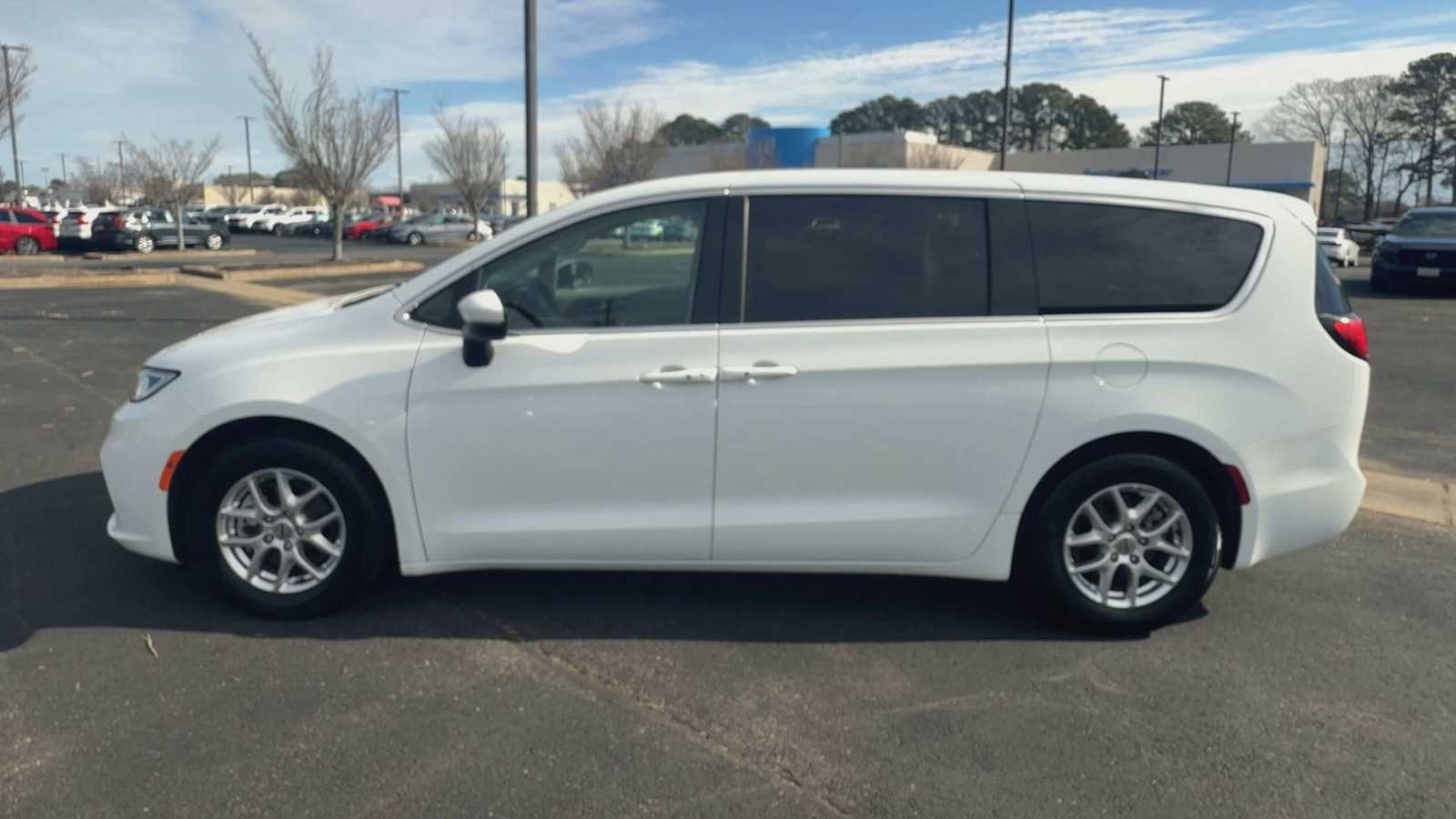 Thumbnail: 2023 Chrysler Pacifica - 5