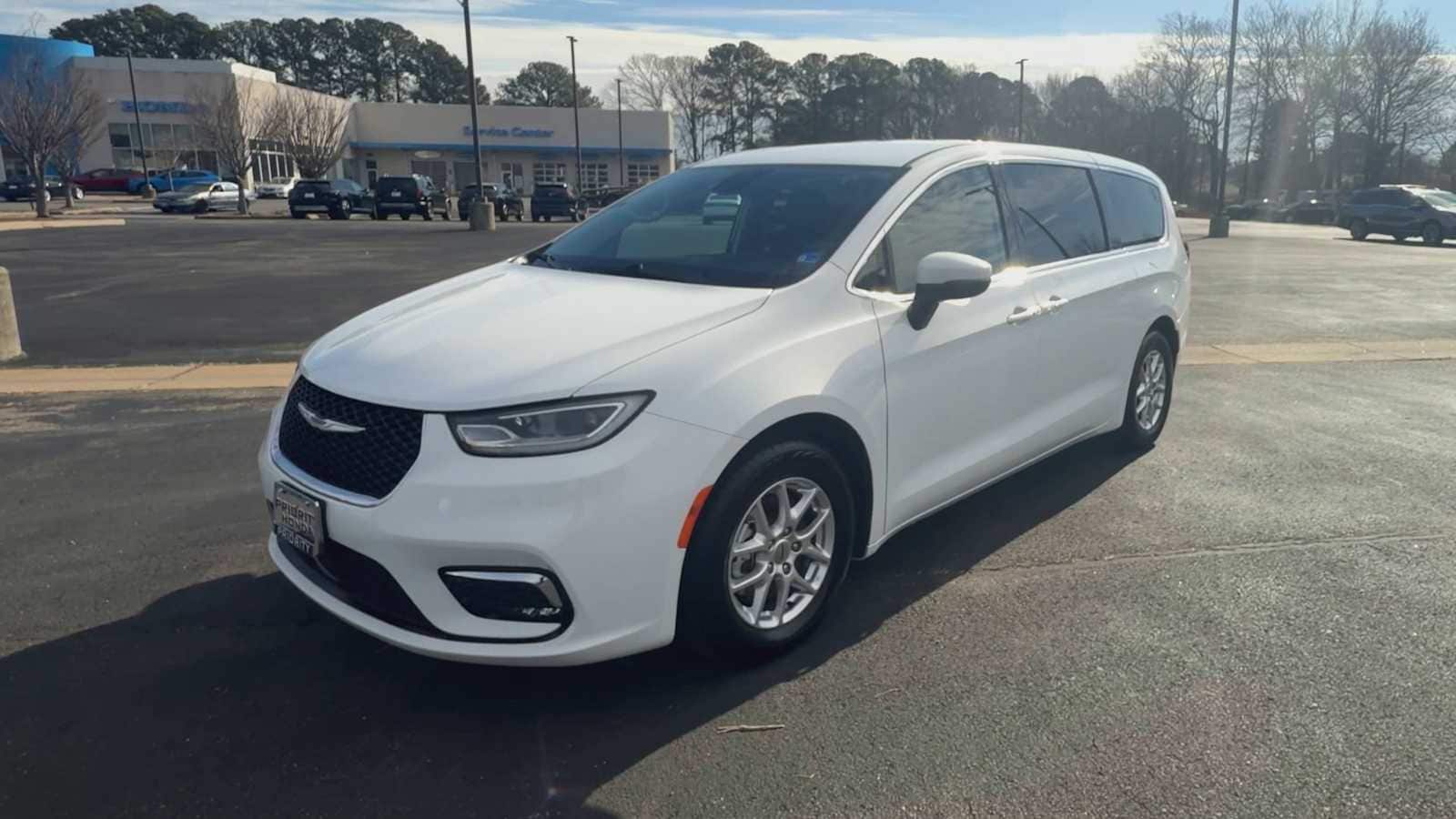 Thumbnail: 2023 Chrysler Pacifica - 4