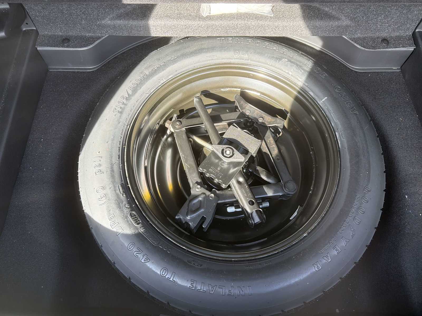 Thumbnail: 2021 Jeep Cherokee - 21