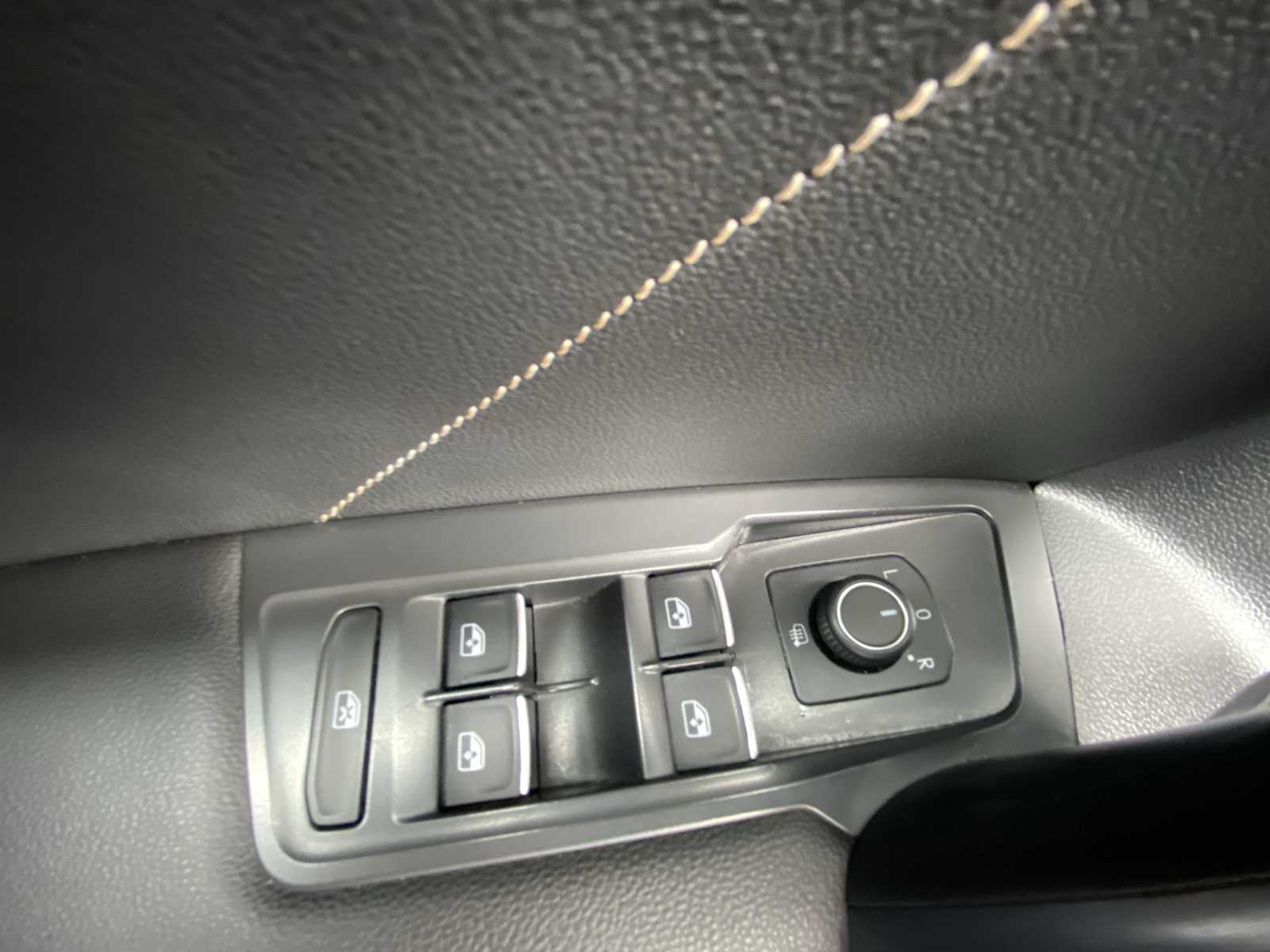 Thumbnail: 2022 Volkswagen Tiguan - 15