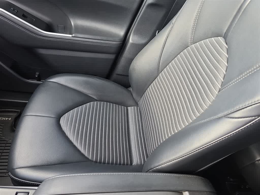 Thumbnail: 2021 Toyota Highlander - 26