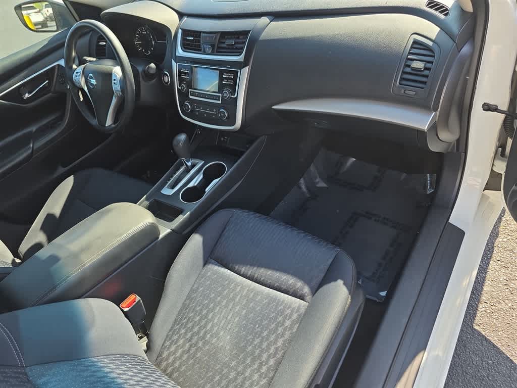Thumbnail: 2016 Nissan Altima - 18