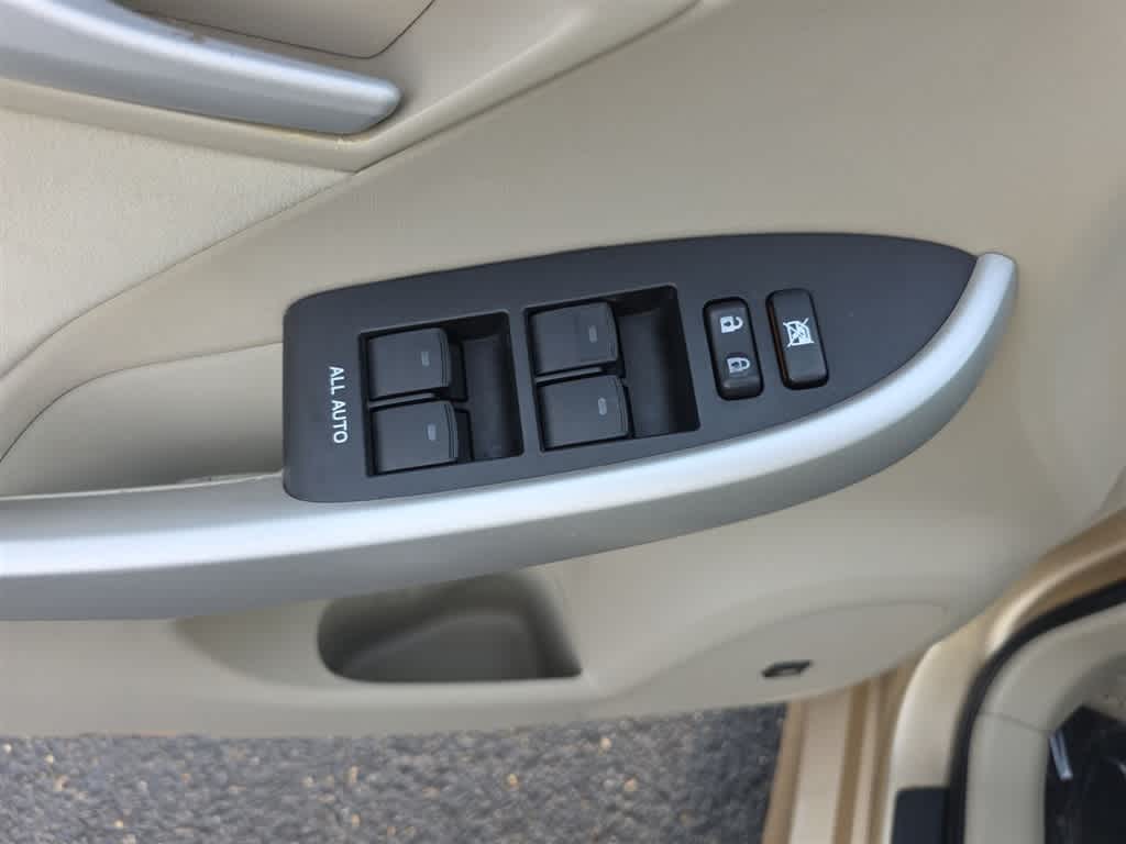 Thumbnail: 2011 Toyota Prius - 17