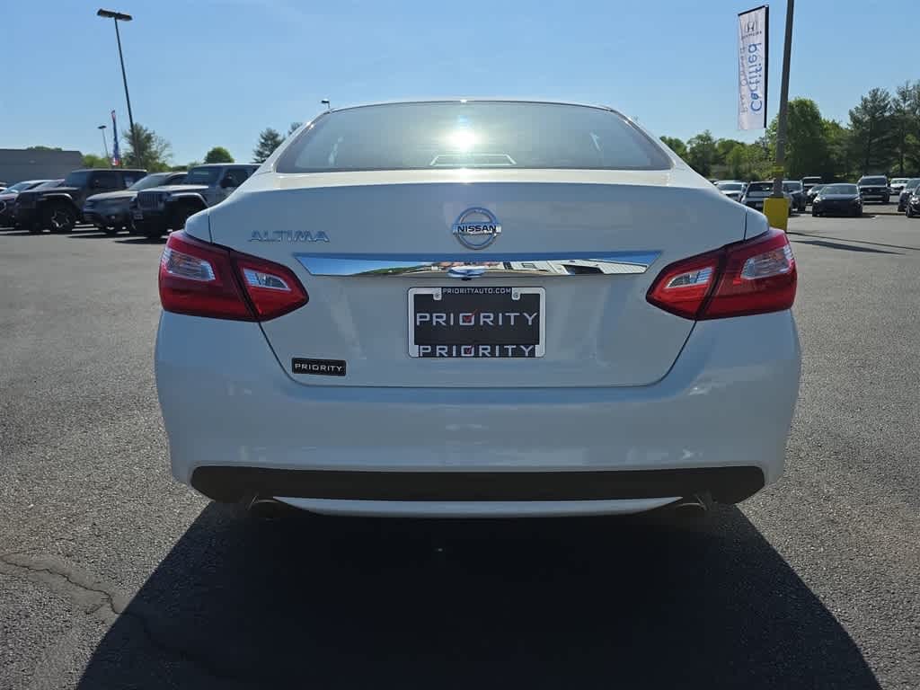 Thumbnail: 2016 Nissan Altima - 14