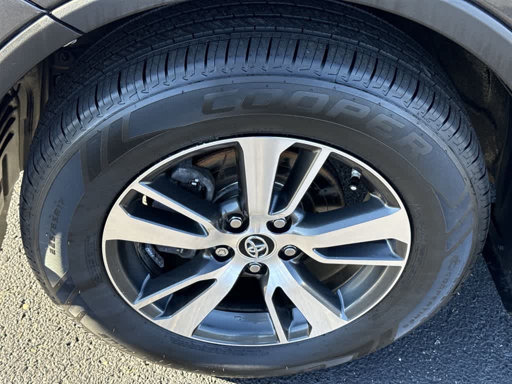 Thumbnail: 2018 Toyota RAV4 - 28