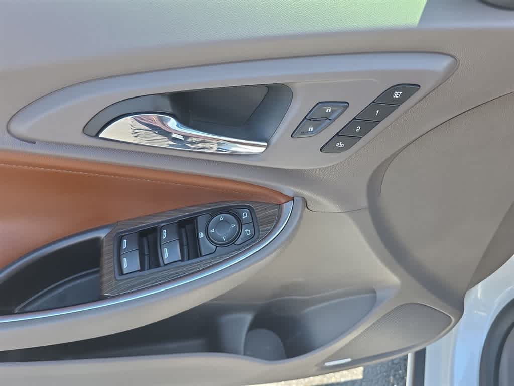 Thumbnail: 2017 Chevrolet Malibu - 17