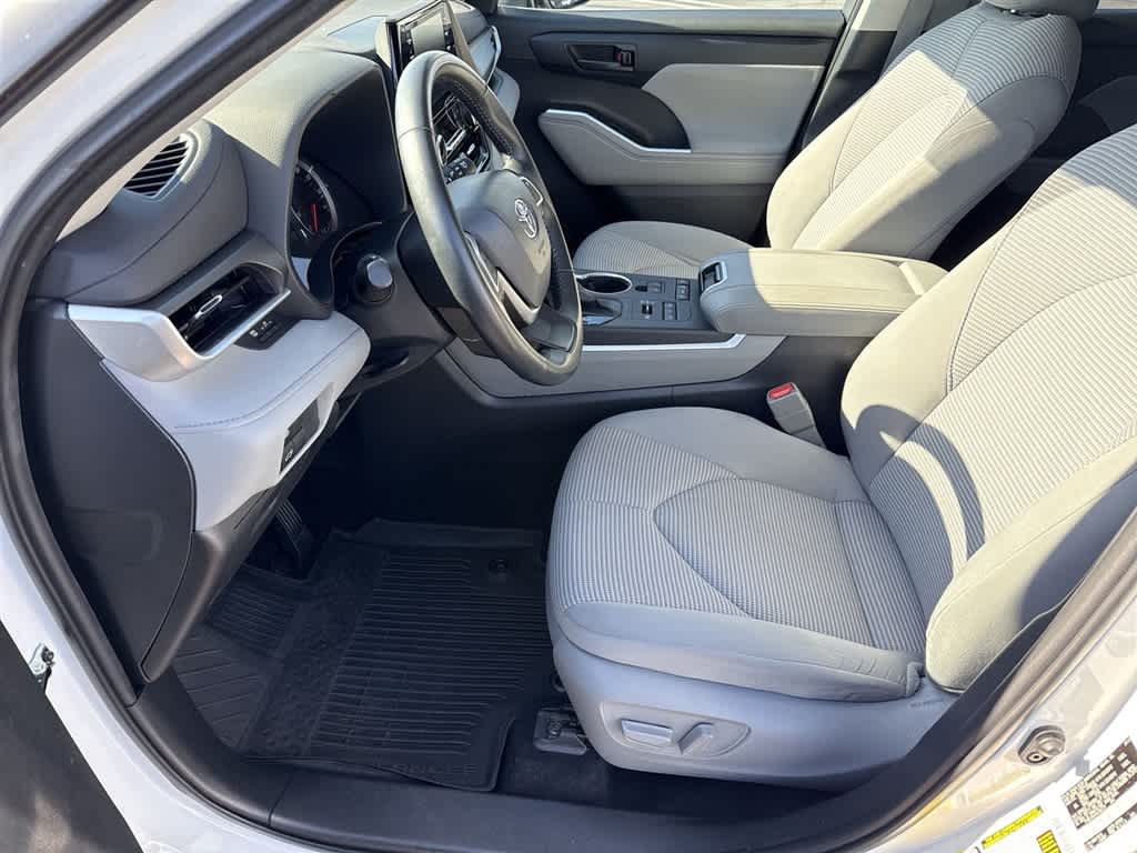 Thumbnail: 2022 Toyota Highlander - 15