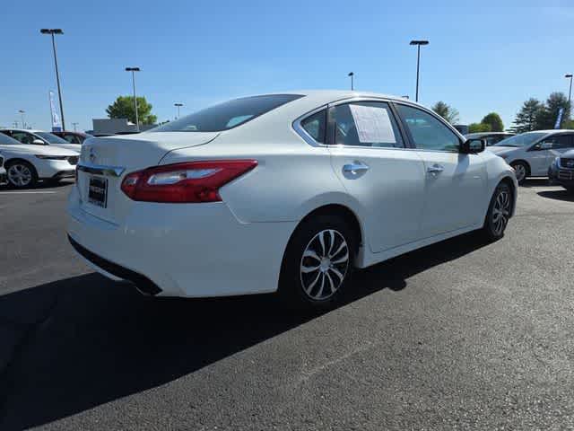 Thumbnail: 2016 Nissan Altima - 17
