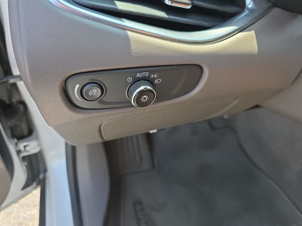 Thumbnail: 2017 Chevrolet Malibu - 12