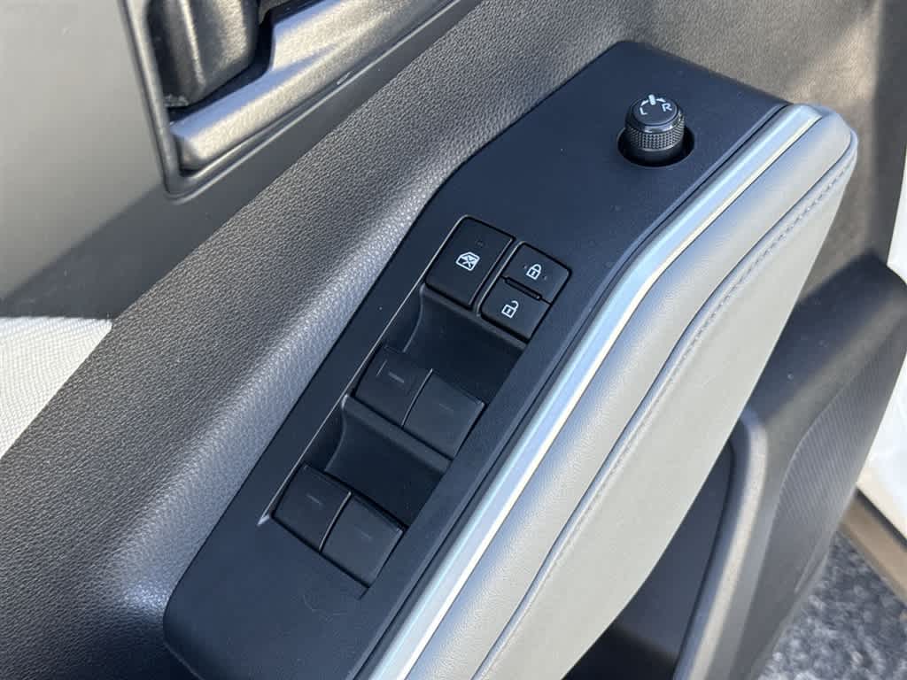 Thumbnail: 2022 Toyota Highlander - 17