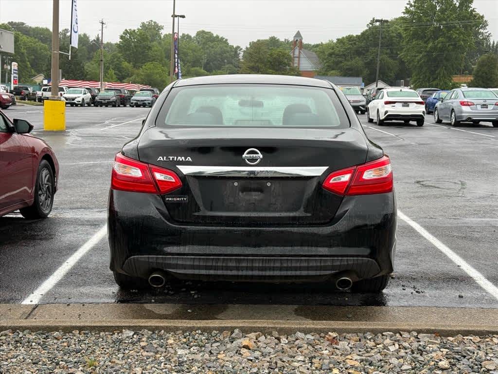 Thumbnail: 2016 Nissan Altima - 10