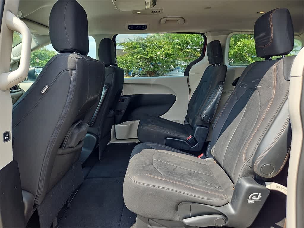Thumbnail: 2017 Chrysler Pacifica - 10