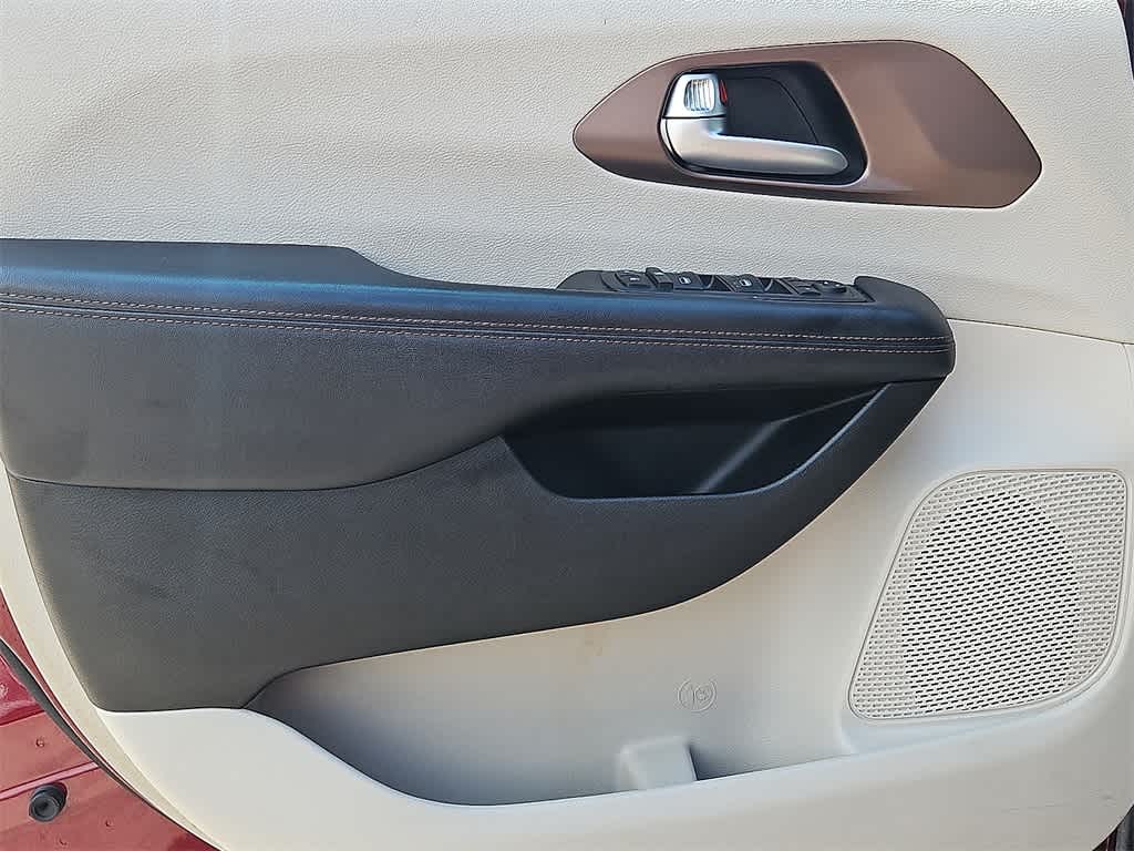 Thumbnail: 2017 Chrysler Pacifica - 13