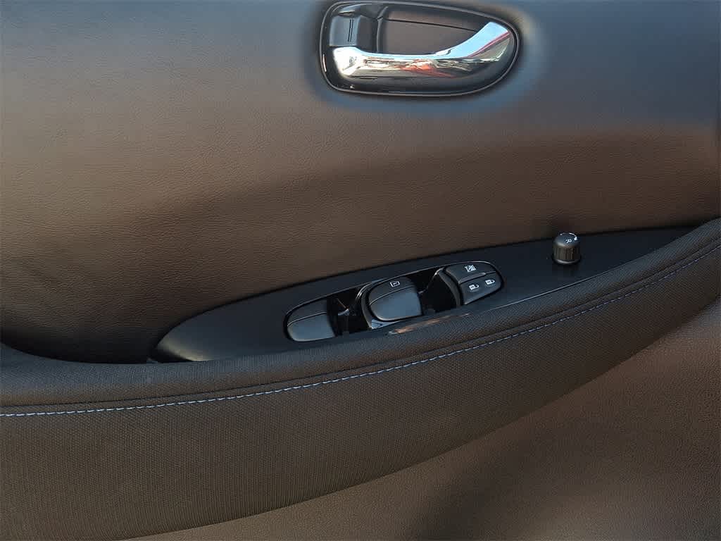 Thumbnail: 2022 Nissan Leaf - 12