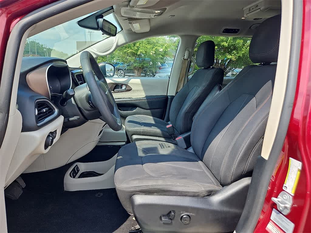 Thumbnail: 2017 Chrysler Pacifica - 14