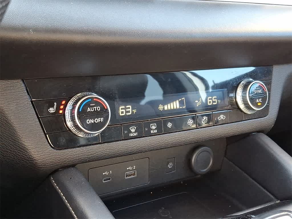 Thumbnail: 2024 Mitsubishi Outlander - 16