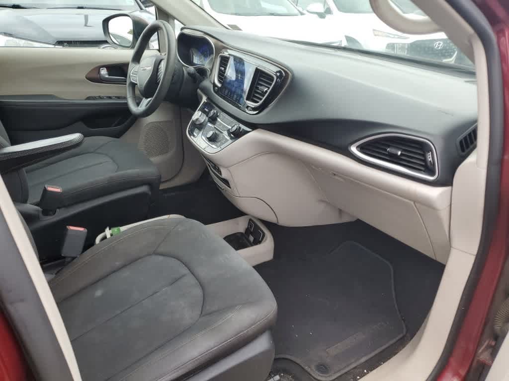 Thumbnail: 2017 Chrysler Pacifica - 17