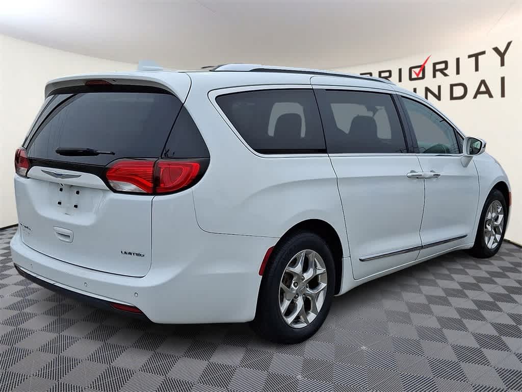 Thumbnail: 2018 Chrysler Pacifica - 4