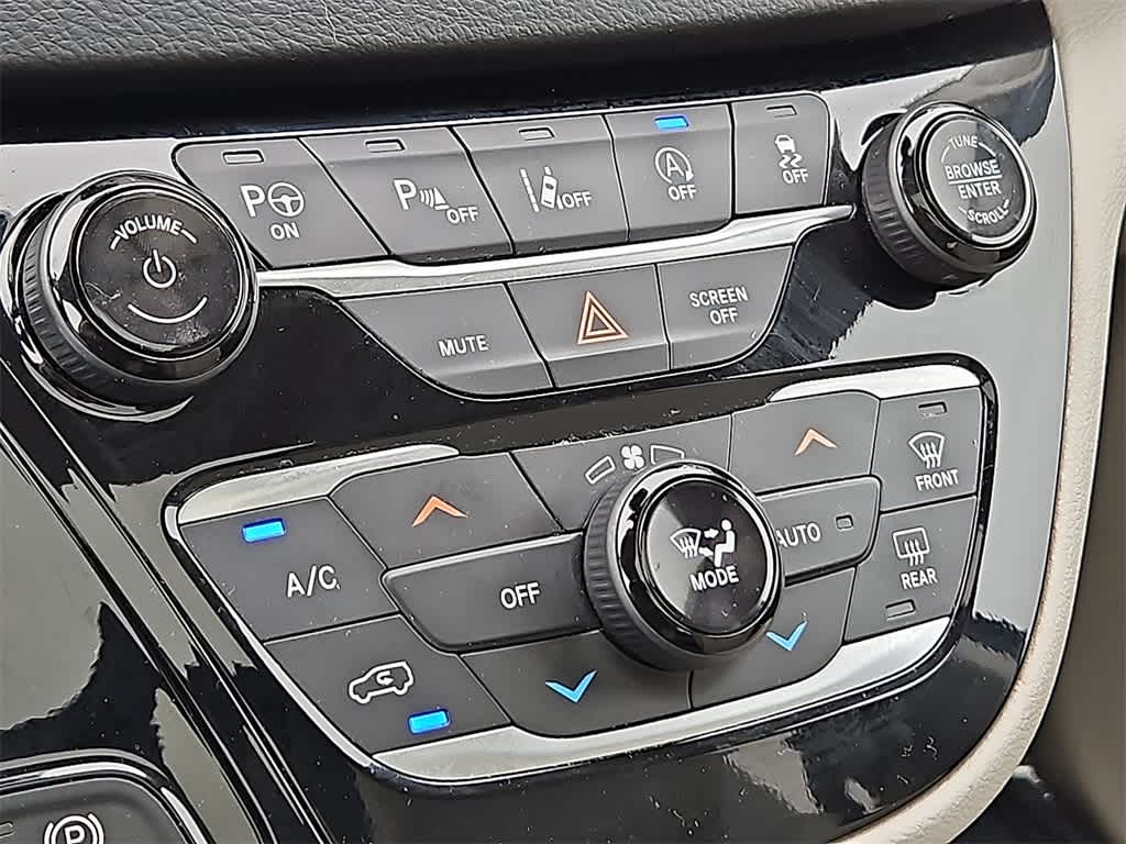 Thumbnail: 2019 Chrysler Pacifica - 17