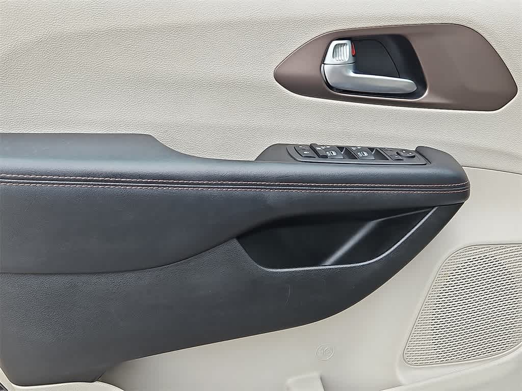 Thumbnail: 2019 Chrysler Pacifica - 13