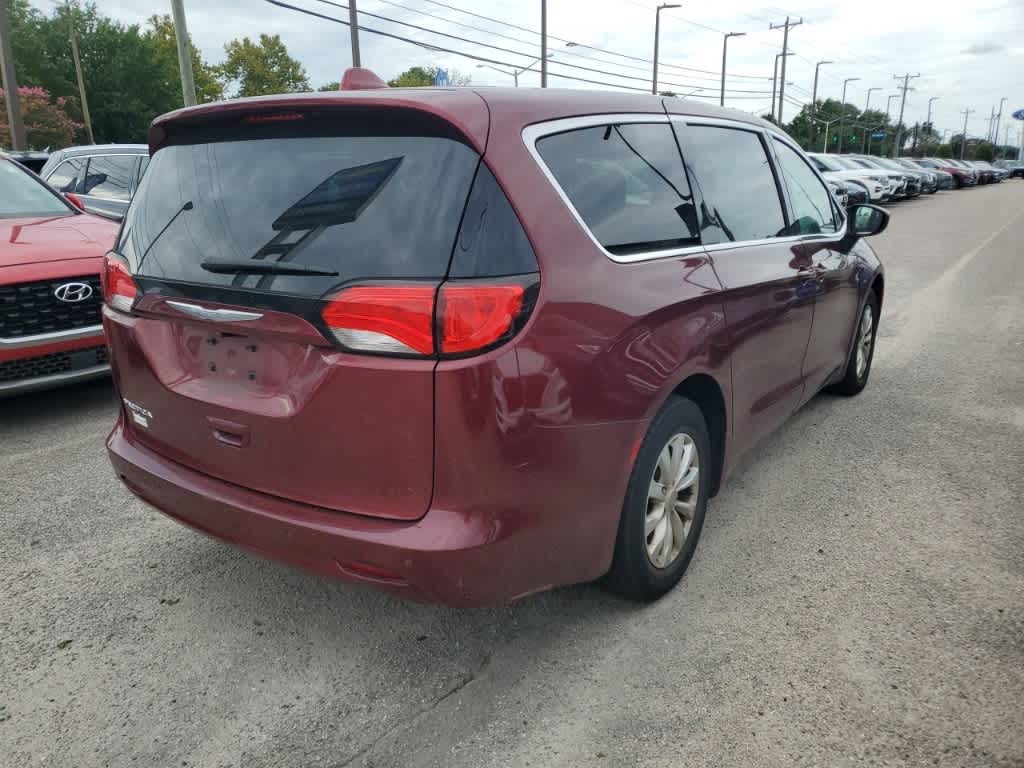 Thumbnail: 2017 Chrysler Pacifica - 5