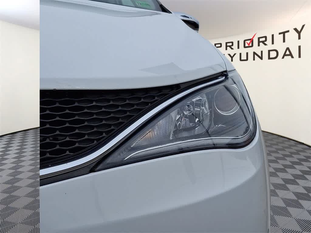 Thumbnail: 2018 Chrysler Pacifica - 8