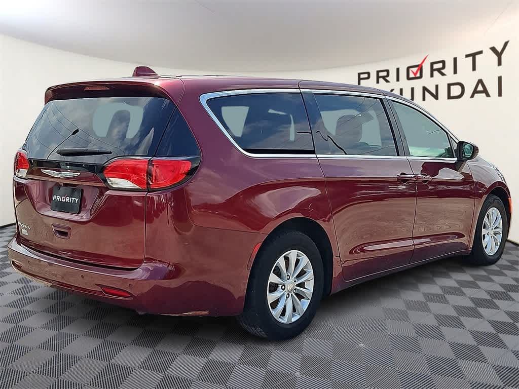 Thumbnail: 2017 Chrysler Pacifica - 4