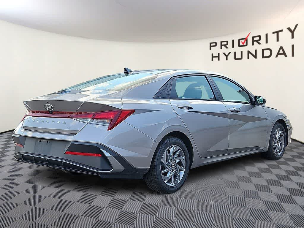 Thumbnail: 2024 Hyundai Elantra - 4