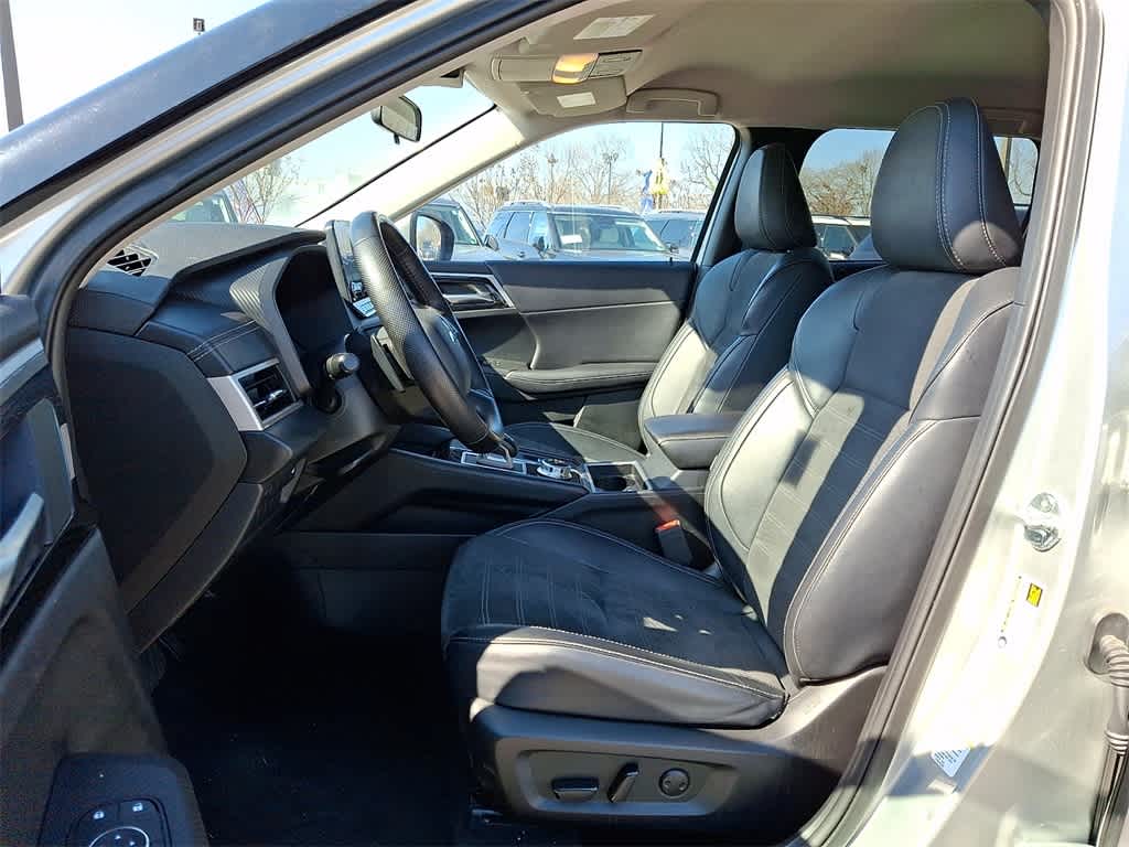 Thumbnail: 2024 Mitsubishi Outlander - 14