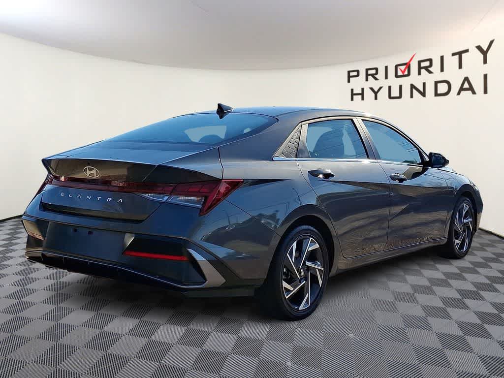 Thumbnail: 2025 Hyundai Elantra - 4