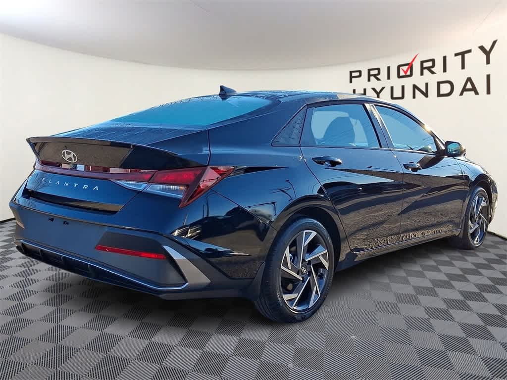 Thumbnail: 2025 Hyundai Elantra - 4