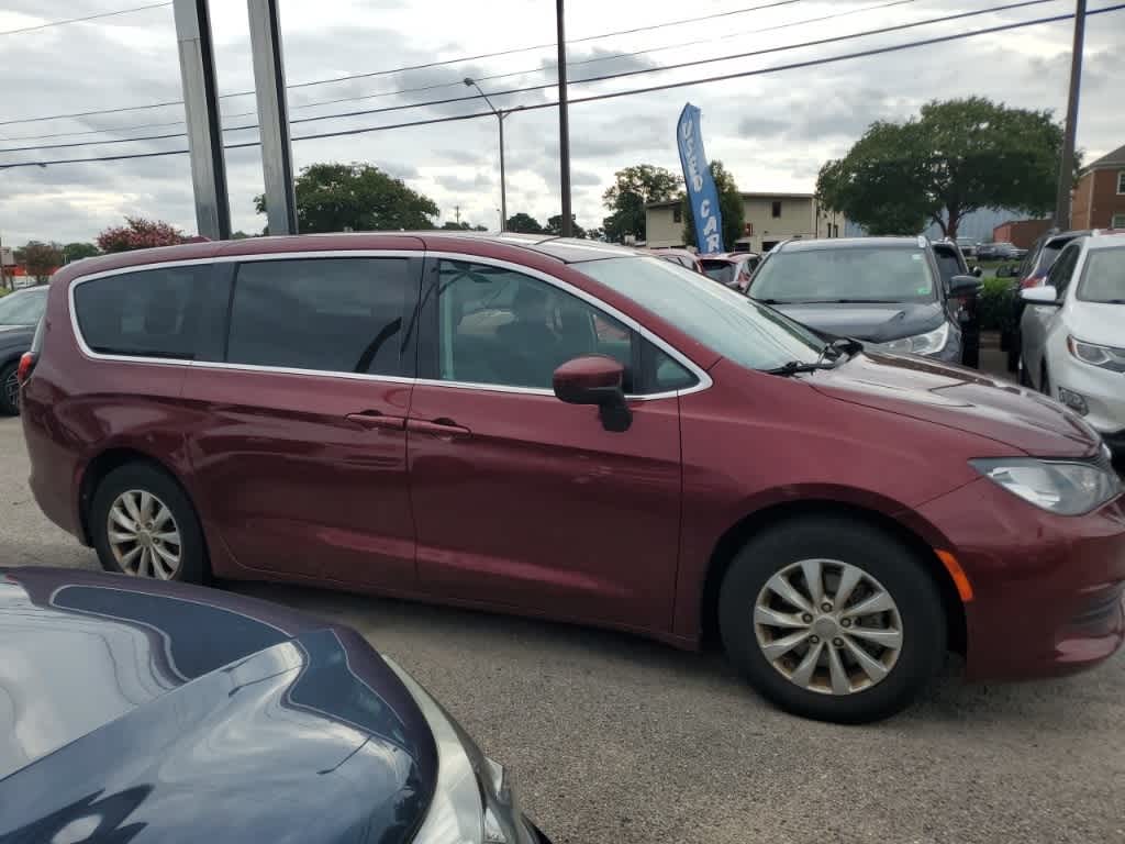 Thumbnail: 2017 Chrysler Pacifica - 4