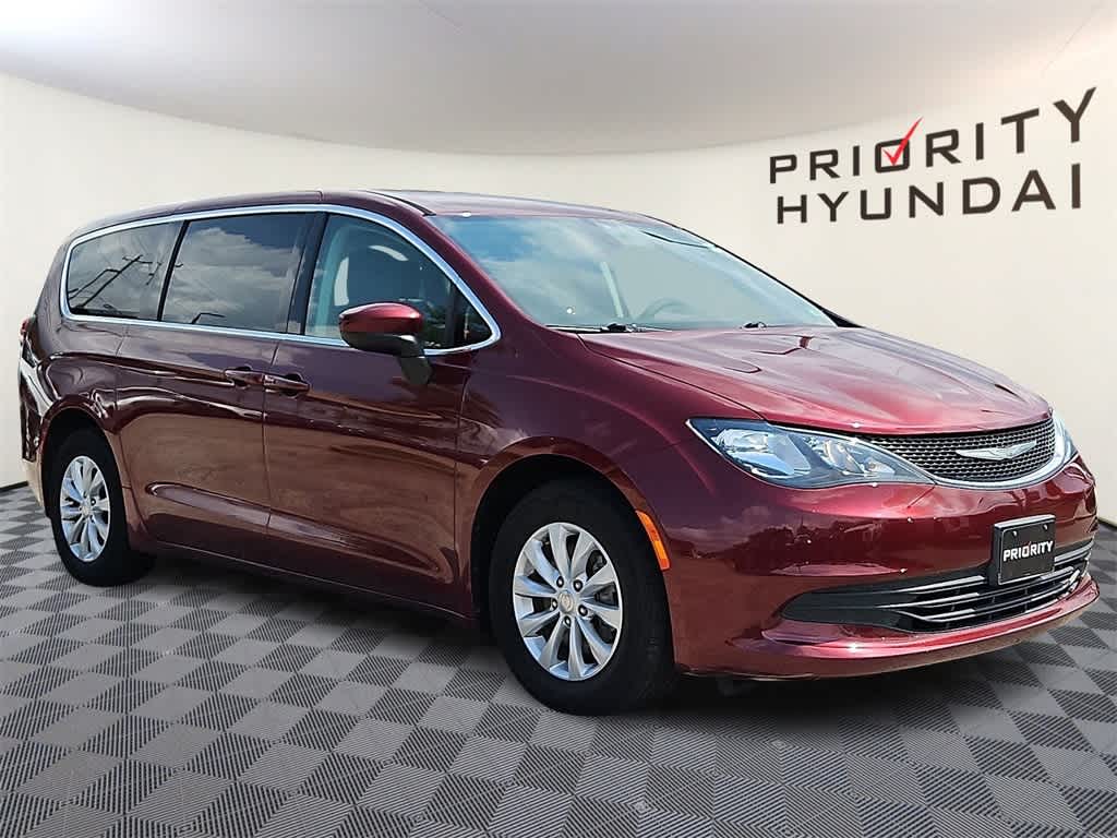 Thumbnail: 2017 Chrysler Pacifica - 3
