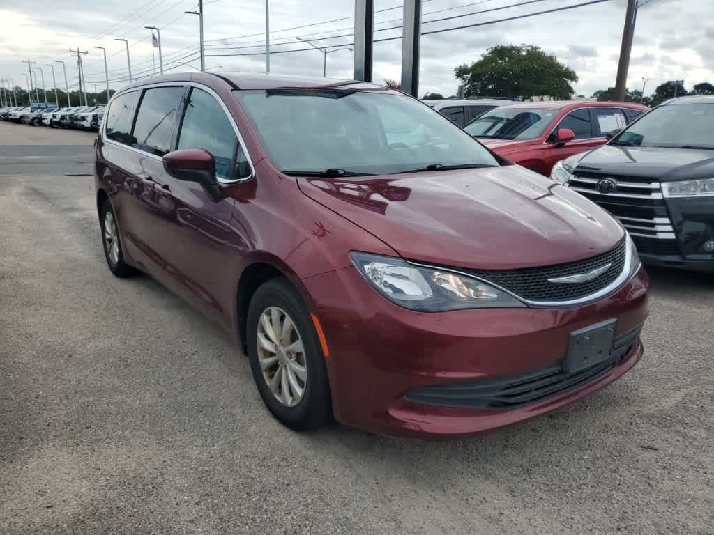 Thumbnail: 2017 Chrysler Pacifica - 3
