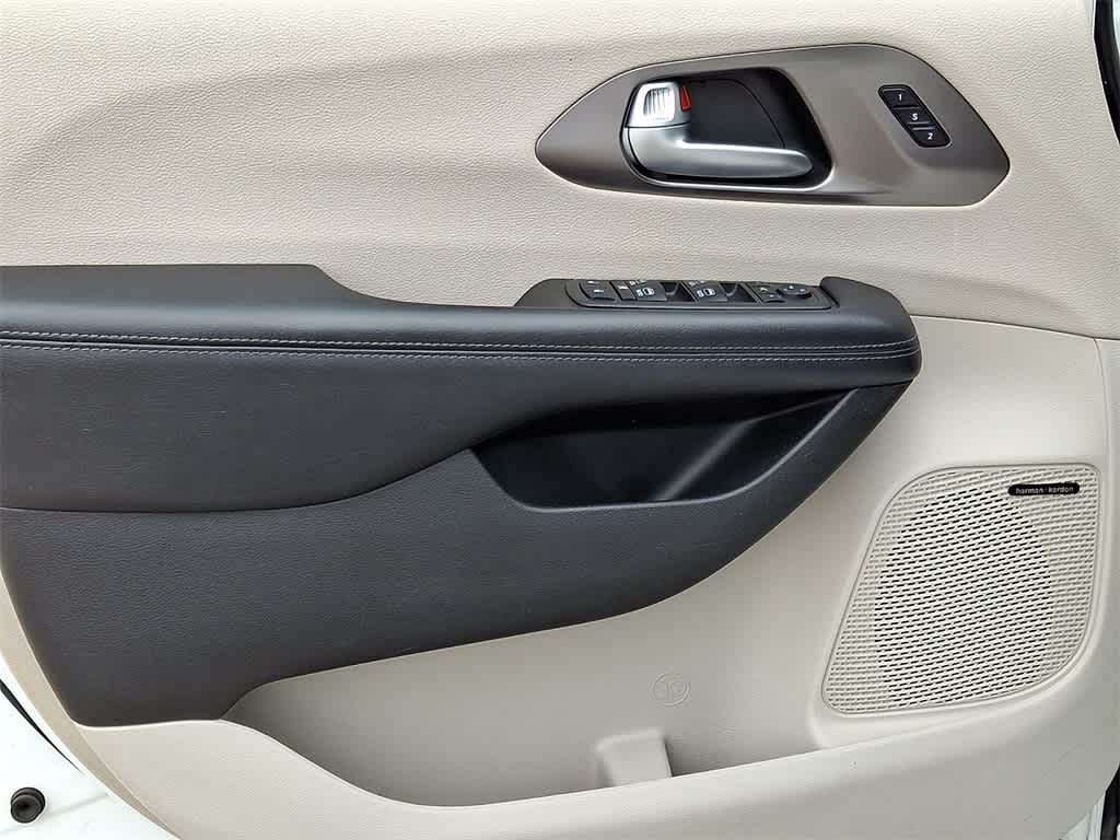 Thumbnail: 2018 Chrysler Pacifica - 12