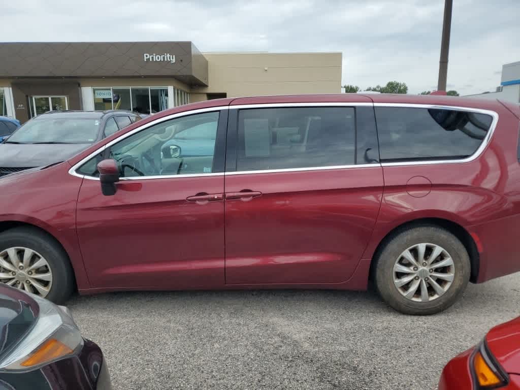 Thumbnail: 2017 Chrysler Pacifica - 8