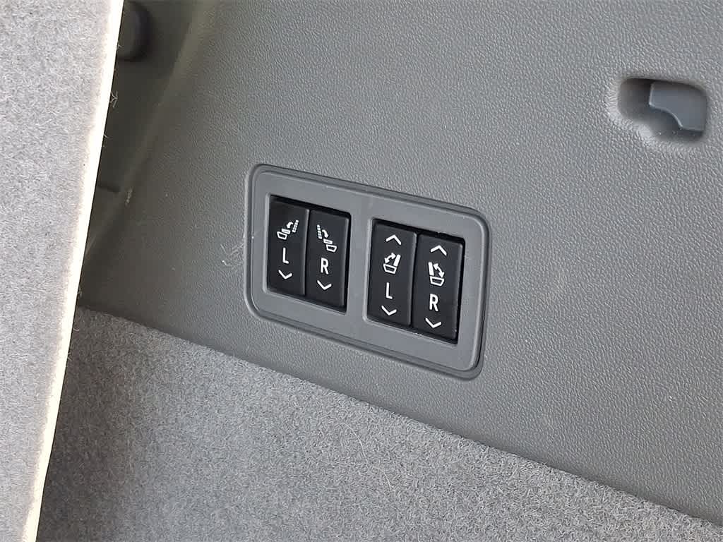 Thumbnail: 2024 Cadillac XT6 - 32