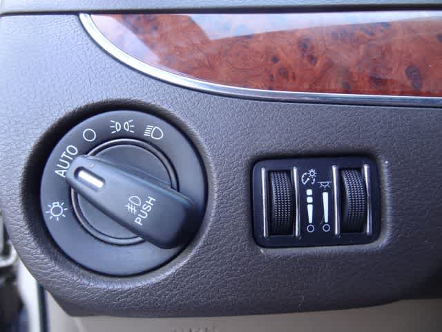 Thumbnail: 2014 Chrysler Town & Country - 18