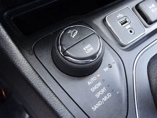 Thumbnail: 2019 Jeep Cherokee - 32