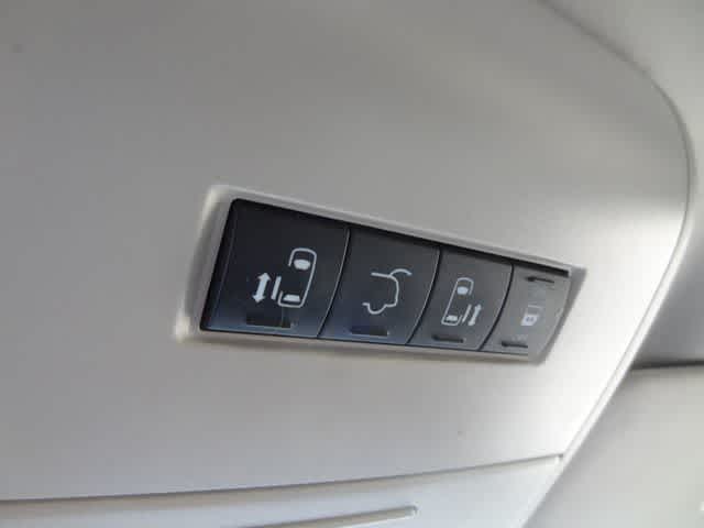 Thumbnail: 2014 Chrysler Town & Country - 30