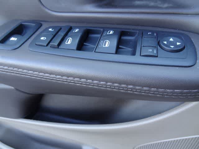Thumbnail: 2014 Chrysler Town & Country - 17
