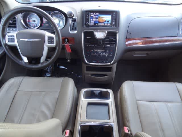 Thumbnail: 2014 Chrysler Town & Country - 14