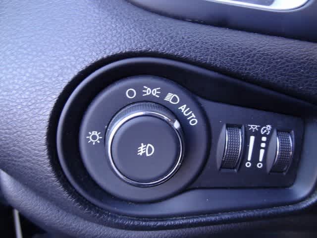 Thumbnail: 2018 Jeep Renegade - 16