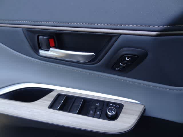 Thumbnail: 2023 Toyota Venza - 16