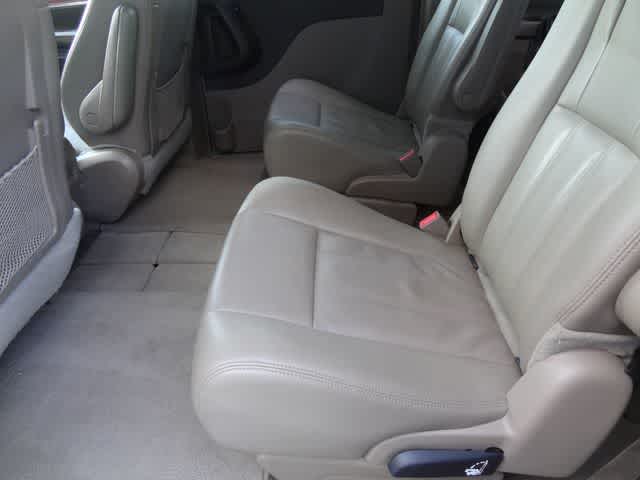 Thumbnail: 2014 Chrysler Town & Country - 7