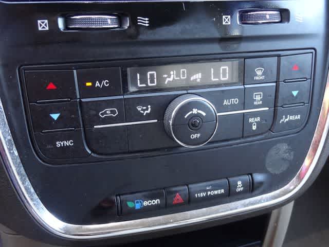 Thumbnail: 2014 Chrysler Town & Country - 27