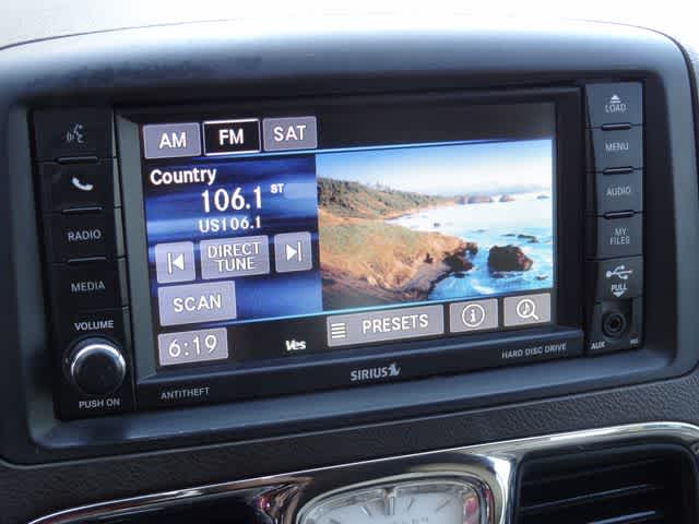 Thumbnail: 2014 Chrysler Town & Country - 22