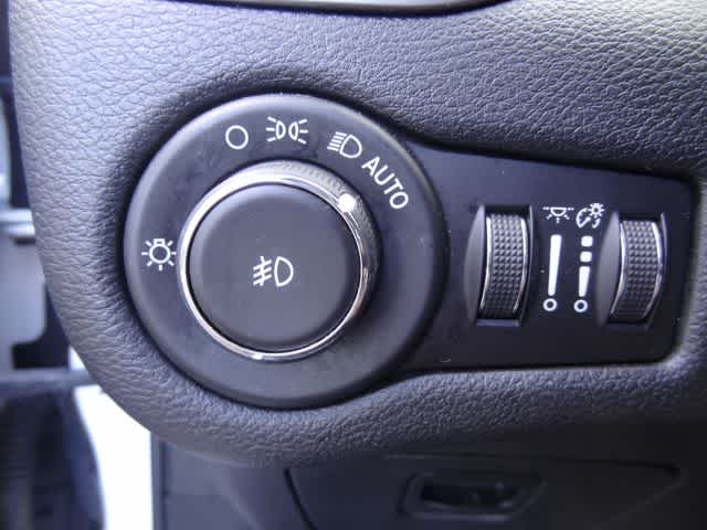 Thumbnail: 2019 Jeep Cherokee - 18