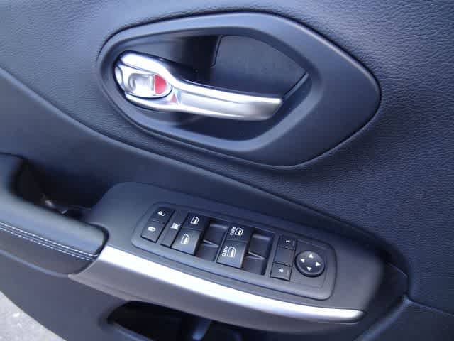 Thumbnail: 2019 Jeep Cherokee - 16