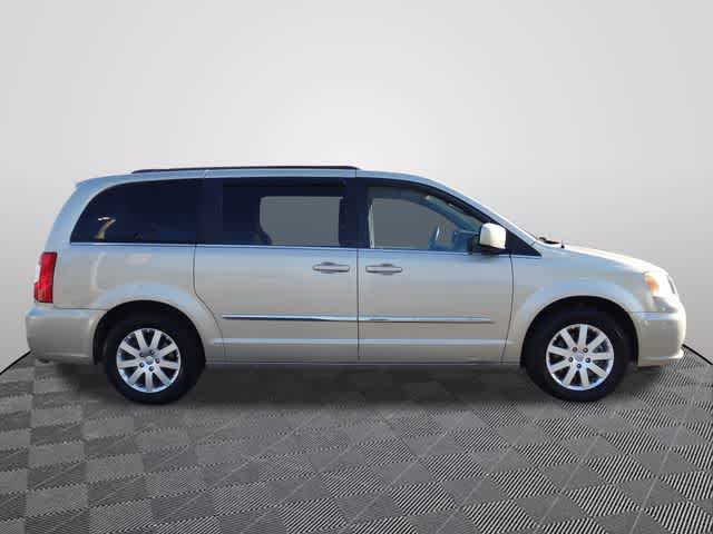 Thumbnail: 2014 Chrysler Town & Country - 4